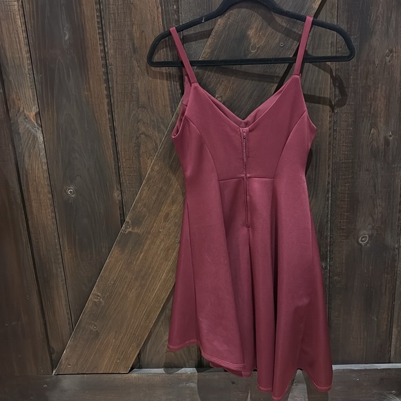 Le Chateau maroon angled hem skinny strap padded semi-formal dress size xxs - Picture 4 of 15